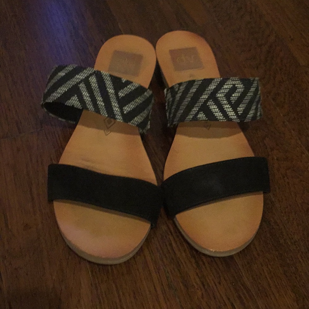 Dolce Vita 2 strap slides - size 7.5